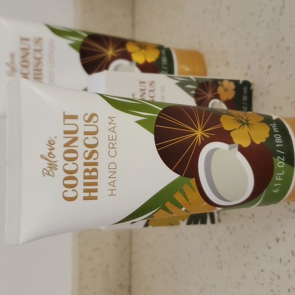 Coconut Hibiscus 🌺 Spa Lotion, Message Oil & Bath Salt Set - Picture 4 of 6